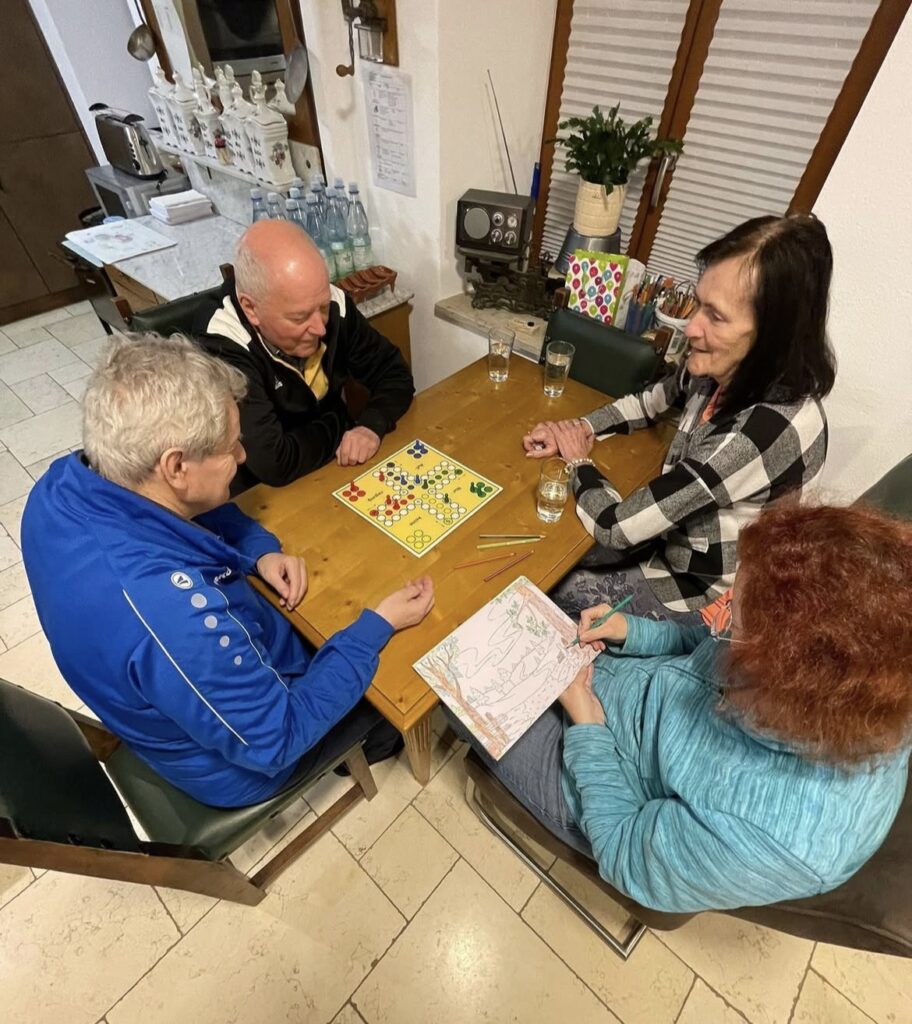 Senioren-WG-Jachenhausen-Brettspiele_Malen_Basteln_Gesellschaftsspiele