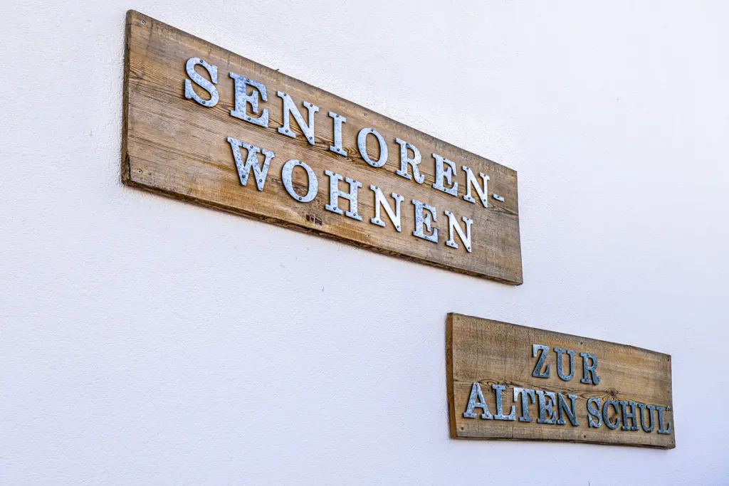 Holztafeln-hasuwand-seniorenwohnen-jachenhausen-01